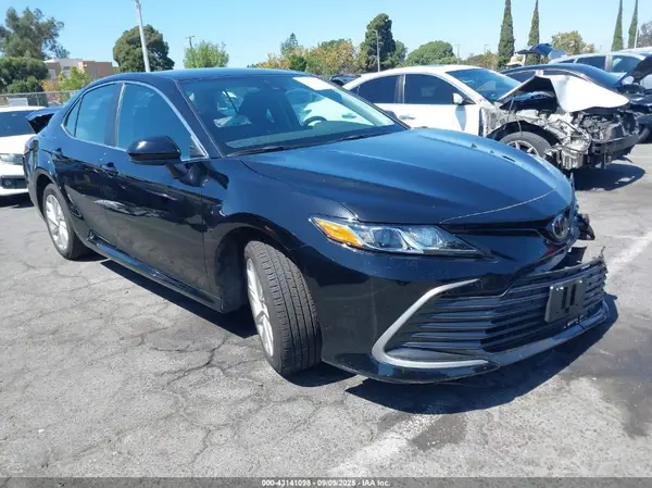 4T1C11AK1NU668224 2022 TOYOTA CAMRY - Image 1