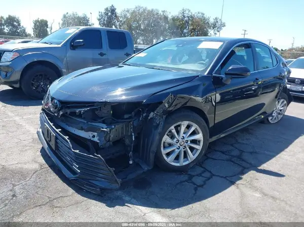 4T1C11AK1NU668224 2022 TOYOTA CAMRY - Image 2