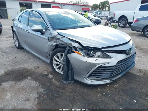 4T1C11AK1NU668272 2022 TOYOTA CAMRY - Image 1