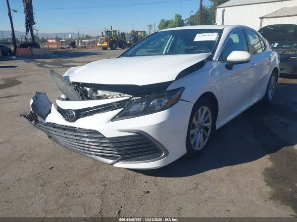 4T1C11AK1NU668899 2022 TOYOTA CAMRY - Image 2