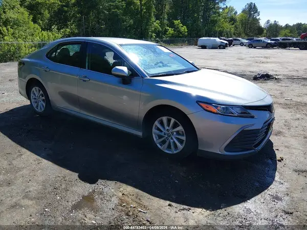 4T1C11AK1NU684357 2022 TOYOTA CAMRY - Image 1