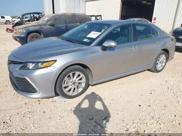 4T1C11AK1NU697349 2022 TOYOTA CAMRY - Image 2