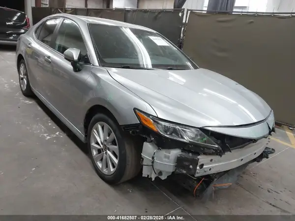 4T1C11AK1NU702498 2022 TOYOTA CAMRY - Image 1