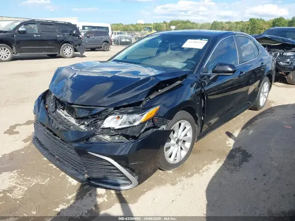 4T1C11AK2MU486384 2021 TOYOTA CAMRY - Image 2