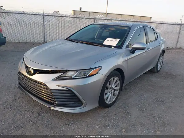 4T1C11AK2MU489205 2021 TOYOTA CAMRY - Image 2
