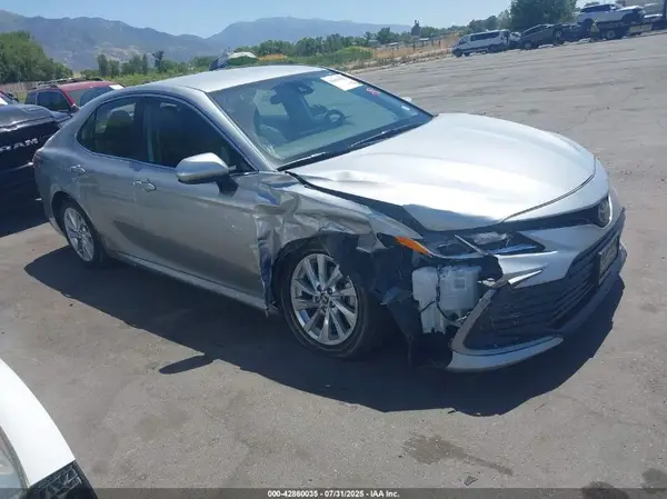 4T1C11AK2MU538371 2021 TOYOTA CAMRY - Image 1