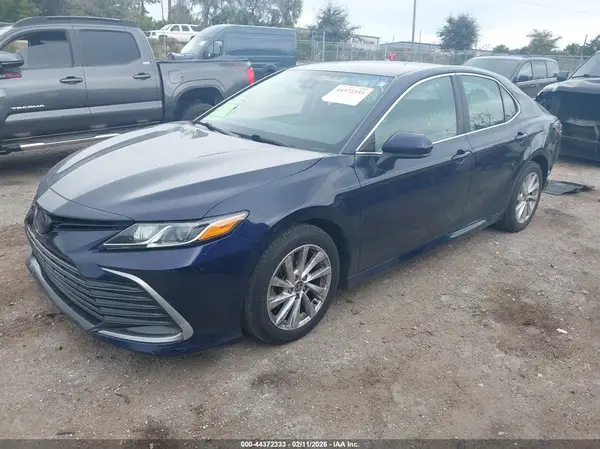4T1C11AK2MU557258 2021 TOYOTA CAMRY - Image 2
