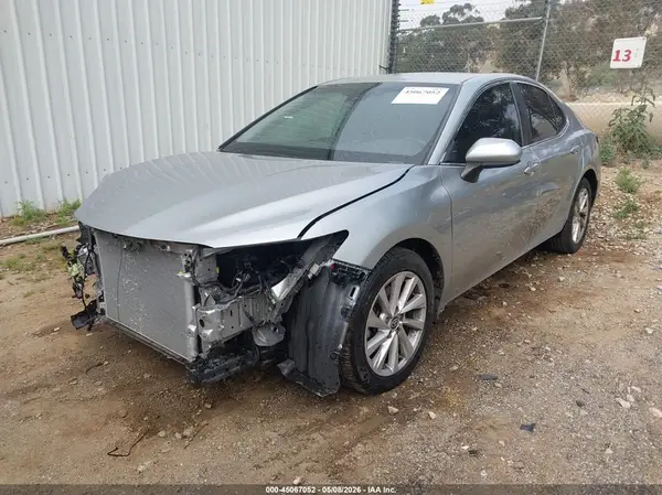 4T1C11AK2MU561990 2021 TOYOTA CAMRY - Image 2