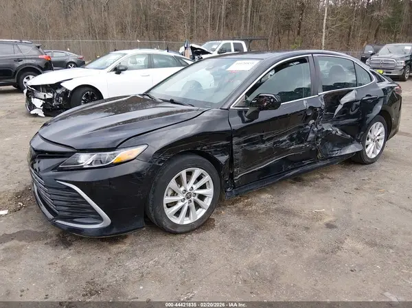 4T1C11AK2MU572214 2021 TOYOTA CAMRY - Image 2