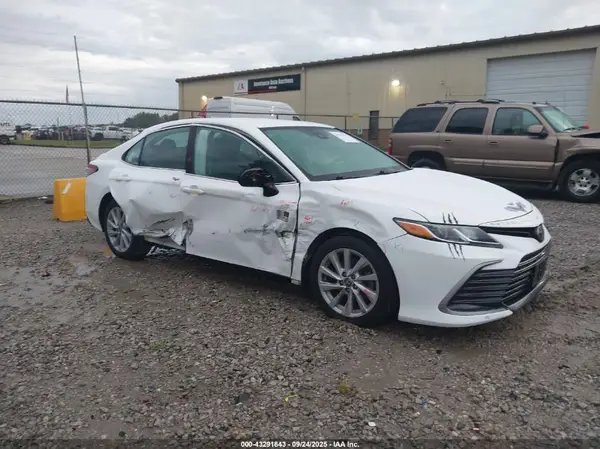 4T1C11AK2MU576649 2021 TOYOTA CAMRY - Image 1