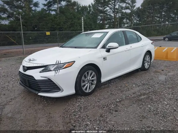 4T1C11AK2MU576649 2021 TOYOTA CAMRY - Image 2