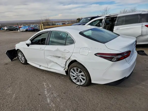 4T1C11AK2NU030726 2022 TOYOTA CAMRY - Image 2