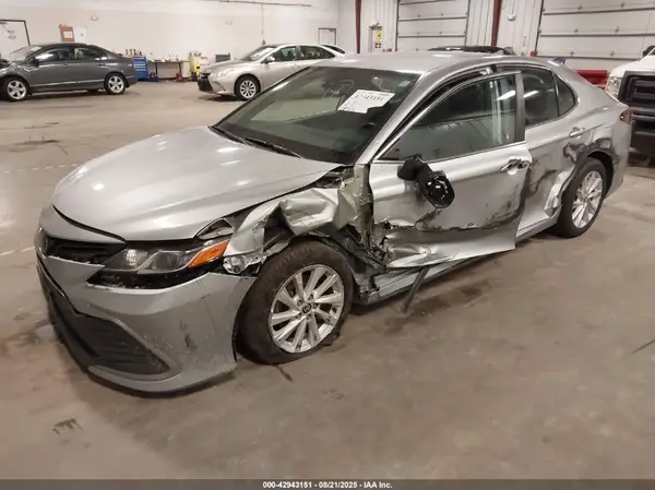 4T1C11AK2NU052242 2022 TOYOTA CAMRY - Image 2