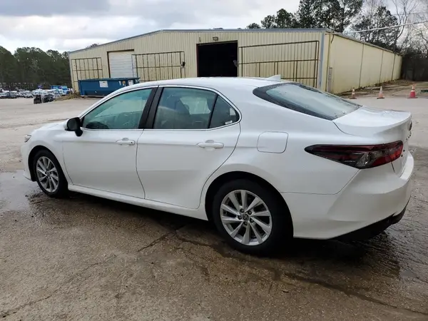 4T1C11AK2NU668698 2022 TOYOTA CAMRY - Image 2