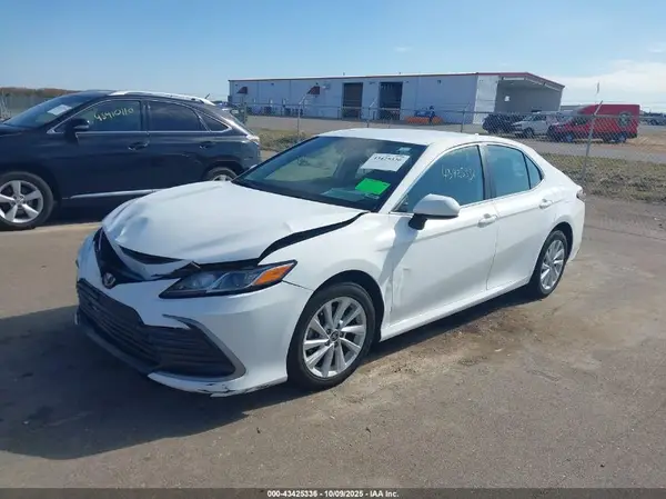 4T1C11AK2NU682164 2022 TOYOTA CAMRY - Image 2