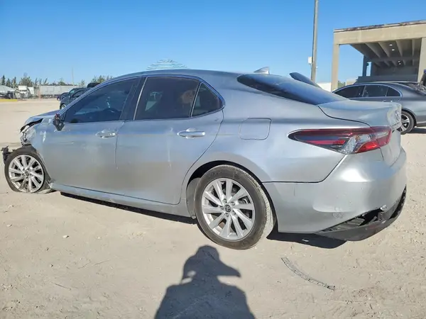 4T1C11AK2NU688370 2022 TOYOTA CAMRY - Image 2