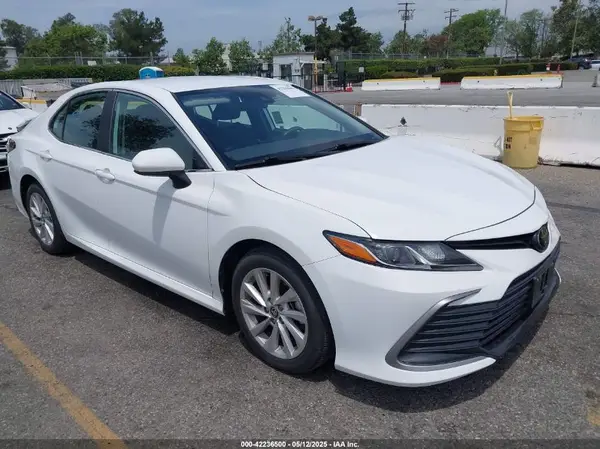 4T1C11AK2NU689552 2022 TOYOTA CAMRY - Image 1
