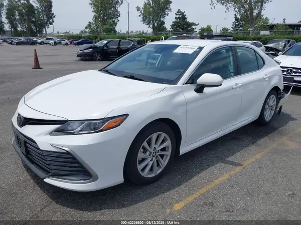 4T1C11AK2NU689552 2022 TOYOTA CAMRY - Image 2