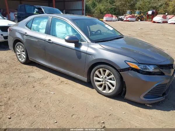 4T1C11AK2NU689745 2022 TOYOTA CAMRY - Image 1
