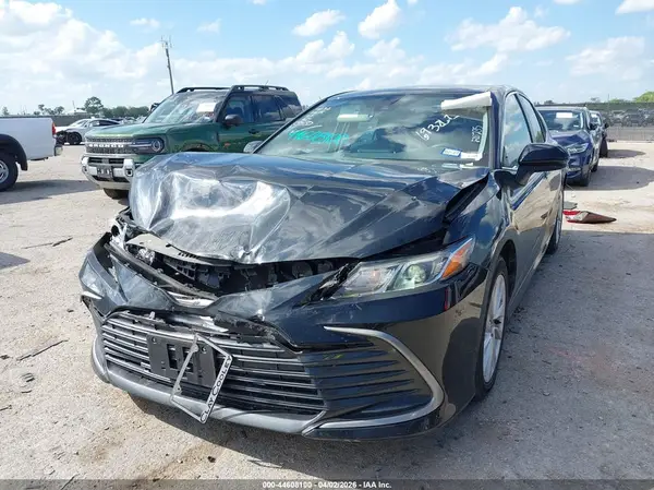 4T1C11AK2NU693262 2022 TOYOTA CAMRY - Image 2