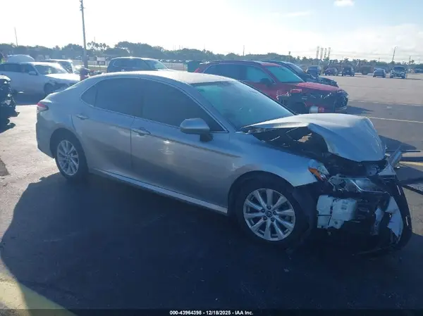 4T1C11AK3MU420233 2021 TOYOTA CAMRY - Image 1