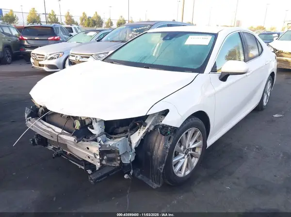 4T1C11AK3MU440305 2021 TOYOTA CAMRY - Image 2