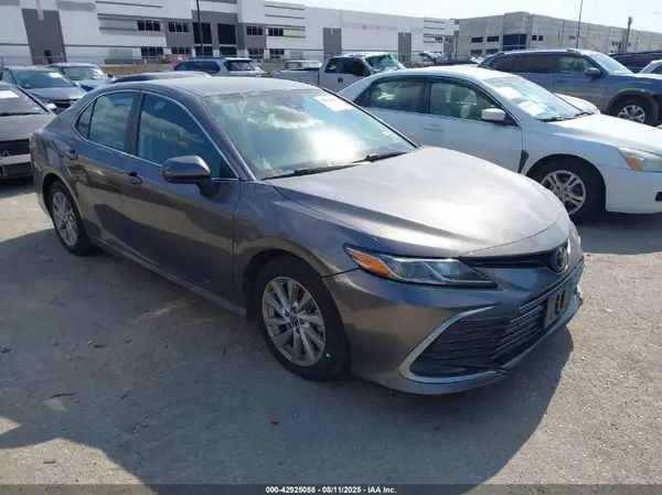 4T1C11AK3MU467519 2021 TOYOTA CAMRY - Image 1