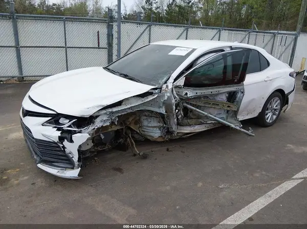 4T1C11AK3MU520610 2021 TOYOTA CAMRY - Image 2