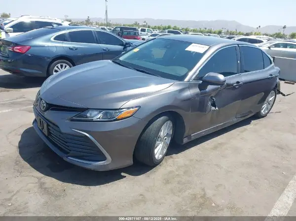 4T1C11AK3MU526889 2021 TOYOTA CAMRY - Image 2