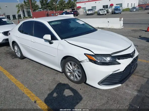 4T1C11AK3MU563103 2021 TOYOTA CAMRY - Image 1