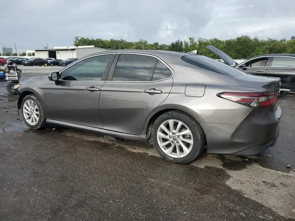 4T1C11AK3MU572576 2021 TOYOTA CAMRY - Image 2