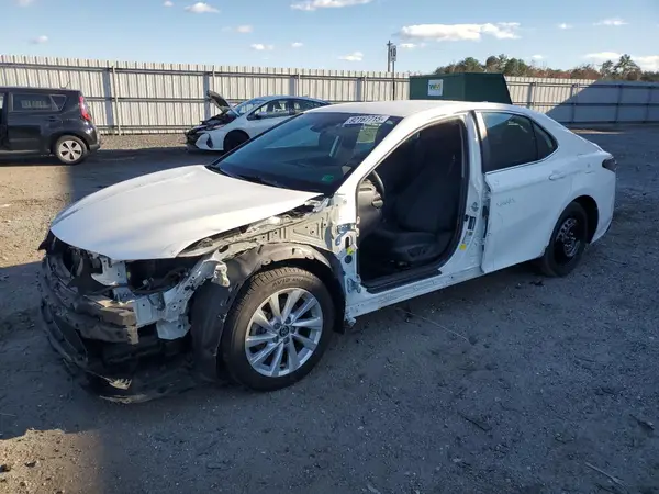 4T1C11AK3MU574327 2021 TOYOTA CAMRY - Image 1