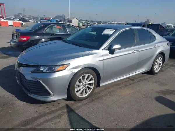 4T1C11AK3MU613255 2021 TOYOTA CAMRY - Image 2