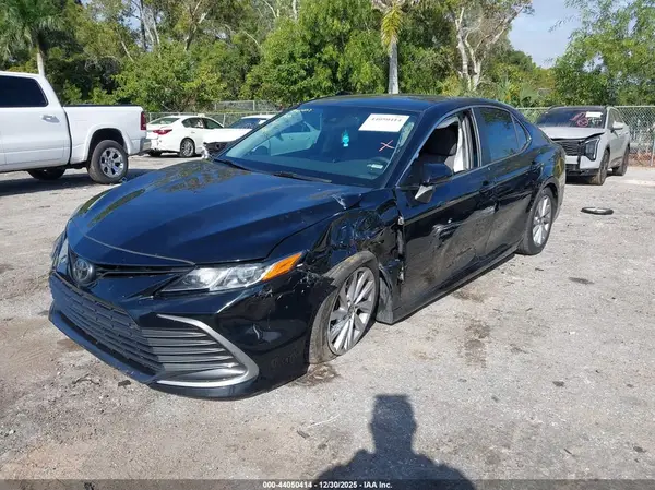 4T1C11AK3NU056168 2022 TOYOTA CAMRY - Image 2