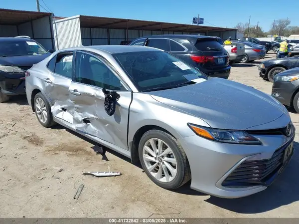 4T1C11AK3NU627058 2022 TOYOTA CAMRY - Image 1