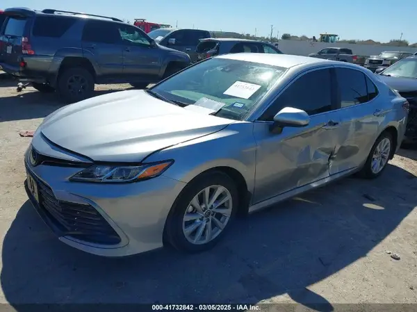 4T1C11AK3NU627058 2022 TOYOTA CAMRY - Image 2