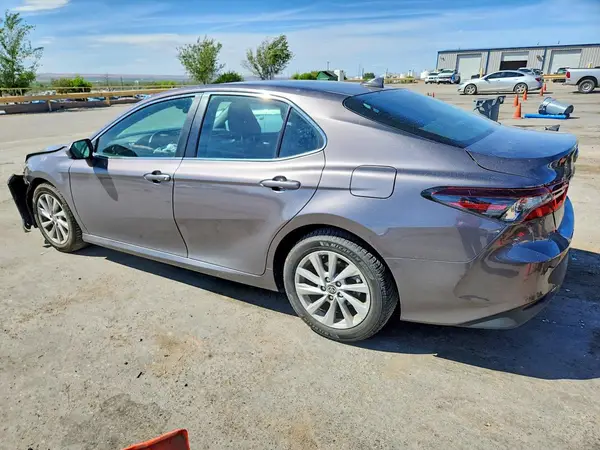 4T1C11AK3NU650646 2022 TOYOTA CAMRY - Image 2
