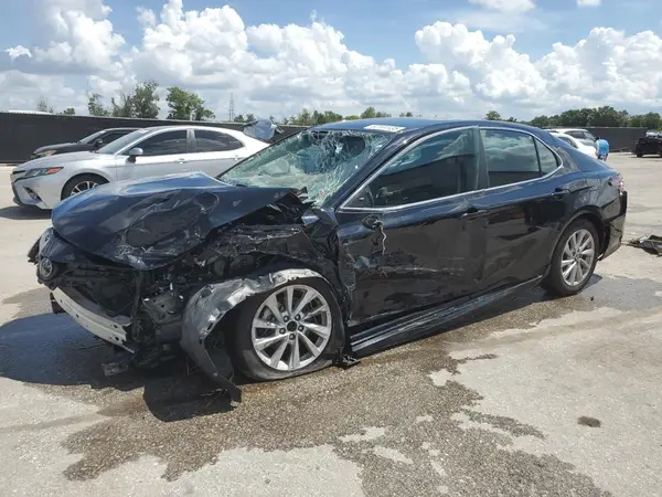 4T1C11AK3NU661825 2022 TOYOTA CAMRY - Image 1