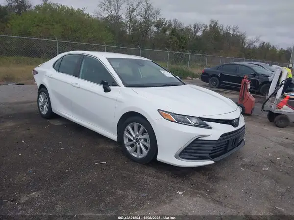 4T1C11AK3NU667365 2022 TOYOTA CAMRY - Image 1