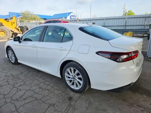 4T1C11AK3NU668600 2022 TOYOTA CAMRY - Image 2