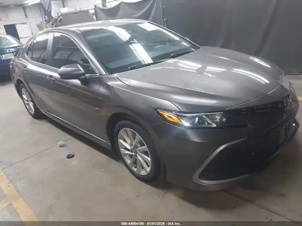 4T1C11AK3NU672727 2022 TOYOTA CAMRY - Image 1
