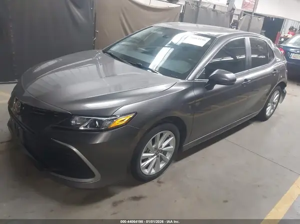 4T1C11AK3NU672727 2022 TOYOTA CAMRY - Image 2
