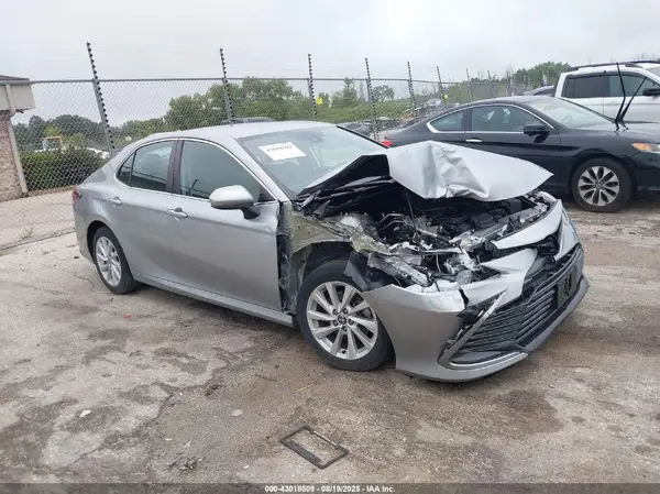 4T1C11AK3NU675448 2022 TOYOTA CAMRY - Image 1
