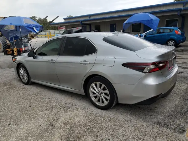 4T1C11AK3NU684635 2022 TOYOTA CAMRY - Image 2