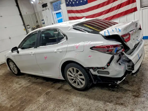 4T1C11AK3NU689835 2022 TOYOTA CAMRY - Image 2