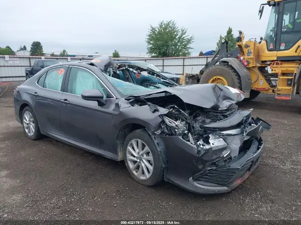 4T1C11AK3NU698888 2022 TOYOTA CAMRY - Image 1