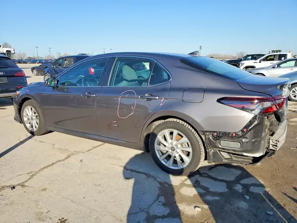 4T1C11AK3NU704611 2022 TOYOTA CAMRY - Image 2