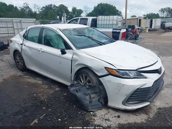 4T1C11AK4MU441074 2021 TOYOTA CAMRY - Image 1