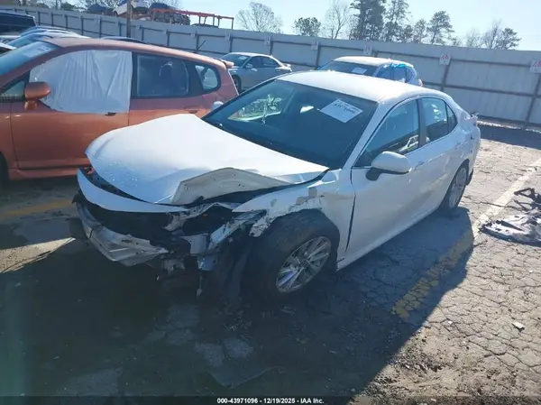 4T1C11AK4MU570836 2021 TOYOTA CAMRY - Image 2