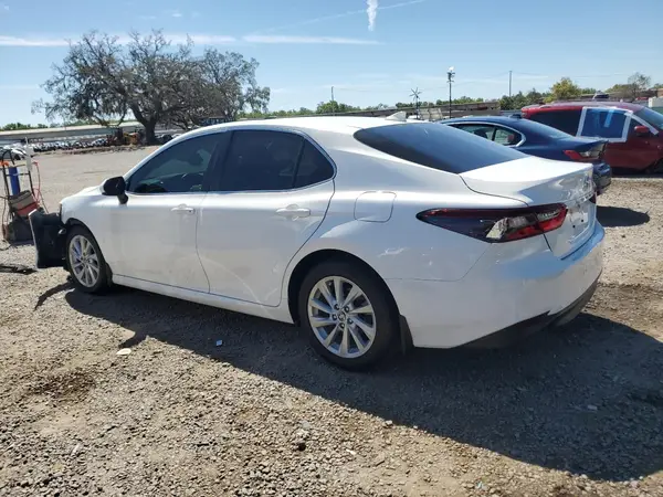 4T1C11AK4MU581755 2021 TOYOTA CAMRY - Image 2